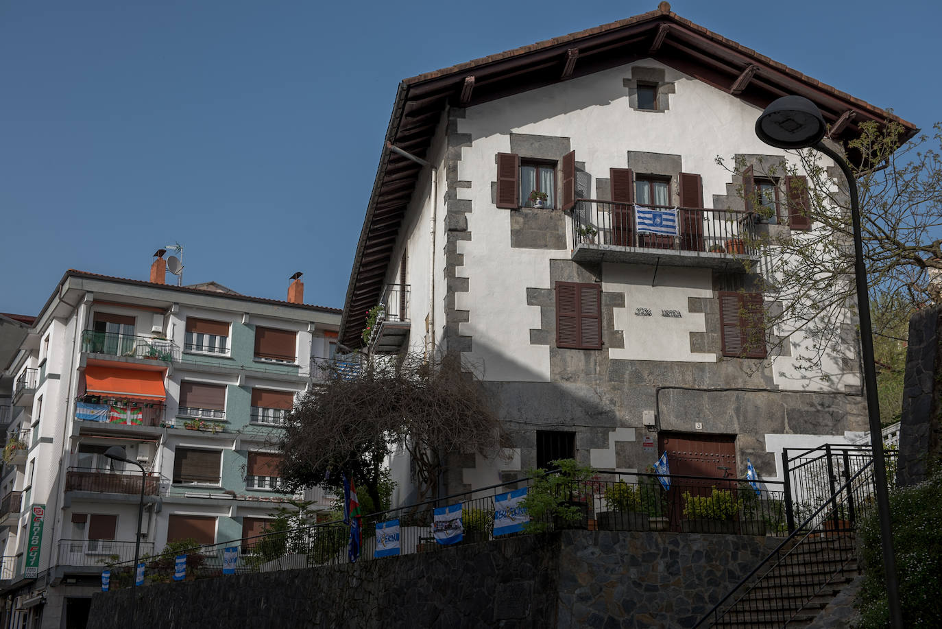 Miles de balcones y ventanas de Gipuzkoa lucen los colores de la Real Sociedad para apoyar al equipo de cara a la final de Copa contra el Athletic de Bilbao.