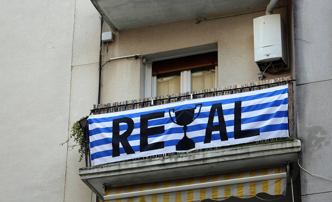 Miles de balcones y ventanas de Gipuzkoa lucen los colores de la Real Sociedad para apoyar al equipo de cara a la final de Copa contra el Athletic de Bilbao.