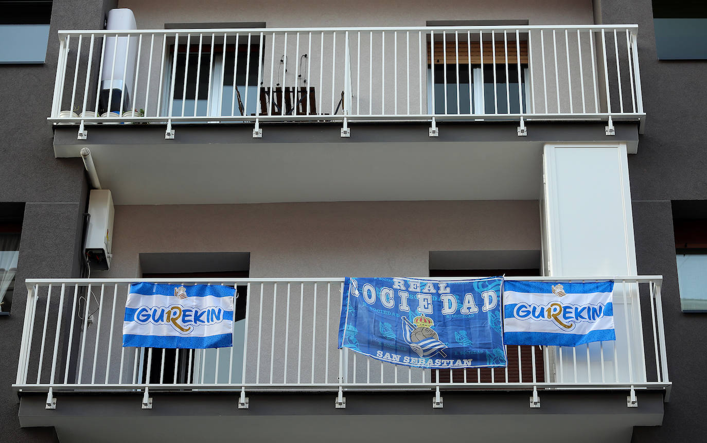Miles de balcones y ventanas de Gipuzkoa lucen los colores de la Real Sociedad para apoyar al equipo de cara a la final de Copa contra el Athletic de Bilbao.