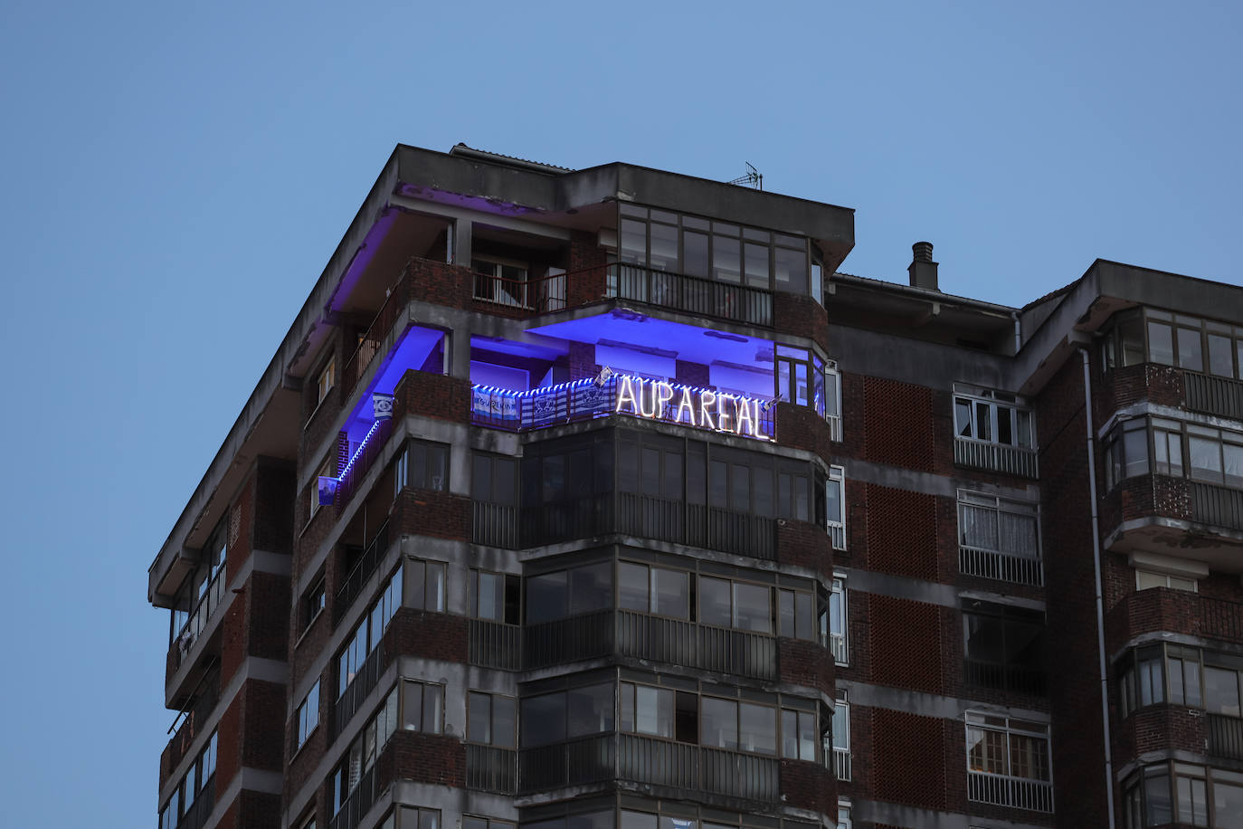 Miles de balcones y ventanas de Gipuzkoa lucen los colores de la Real Sociedad para apoyar al equipo de cara a la final de Copa contra el Athletic de Bilbao.