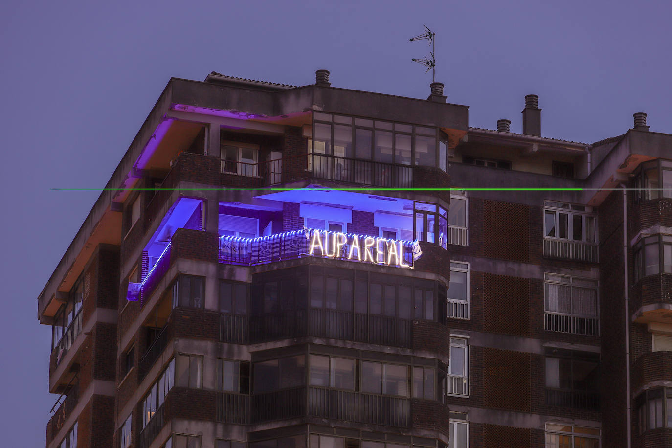 Miles de balcones y ventanas de Gipuzkoa lucen los colores de la Real Sociedad para apoyar al equipo de cara a la final de Copa contra el Athletic de Bilbao.