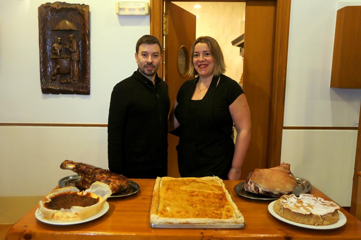 Los responsables de O' Romeral, con algunos de los ricosplatos que preparan en su restaurante pasaitarra. 