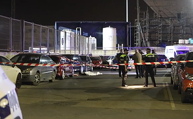 El cadáver del hombre yace tendido en la calzada cubierto por una sábana blanca.