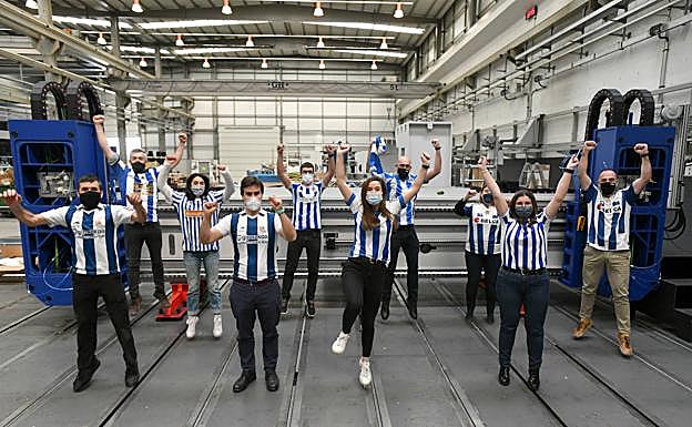 Los trabajadores de Ibarmia apoyan a los jugadores realistas para traerse la Copa a Donostia. Morquecho