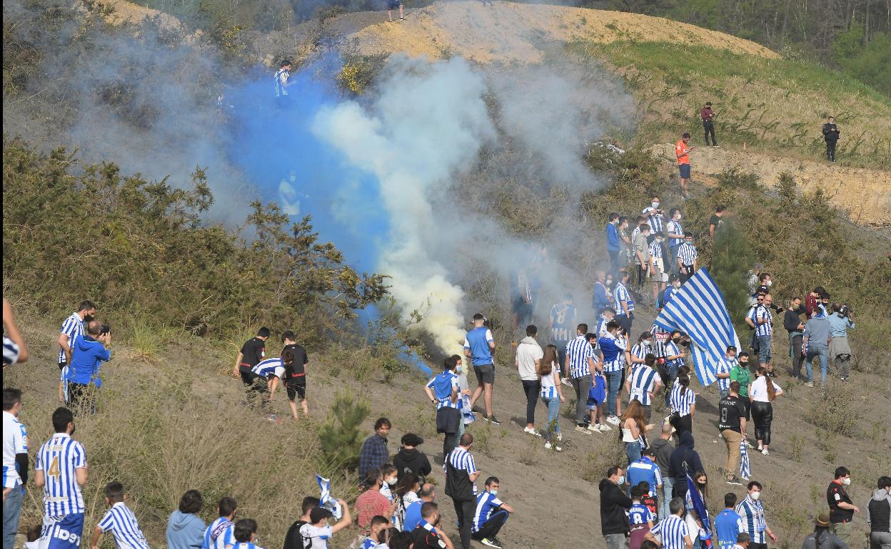 El Gobierno Vasco ve «fuera de lugar» las aglomeraciones de hinchas en Lezama y Zubieta y advierte de posibles nuevas restricciones