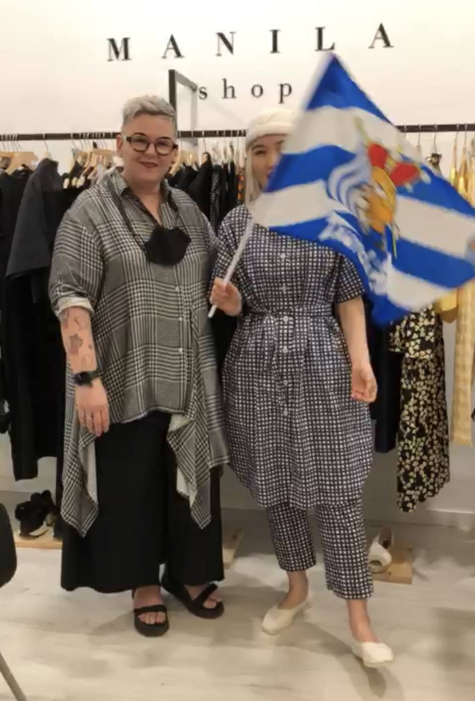 A pocas horas para que comience la esperada final de Copa entre el Athletic y el equipo txuri-urdin, el sector de la moda y los comercios de proximidad guipuzcoanos se vuelcan animando a los blanquiazules a través de mensajes y fotos muy ilustrativas en redes sociales. Gora Erreala!