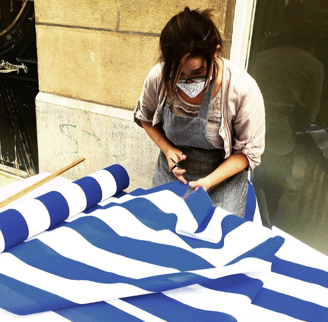 A pocas horas para que comience la esperada final de Copa entre el Athletic y el equipo txuri-urdin, el sector de la moda y los comercios de proximidad guipuzcoanos se vuelcan animando a los blanquiazules a través de mensajes y fotos muy ilustrativas en redes sociales. Gora Erreala!