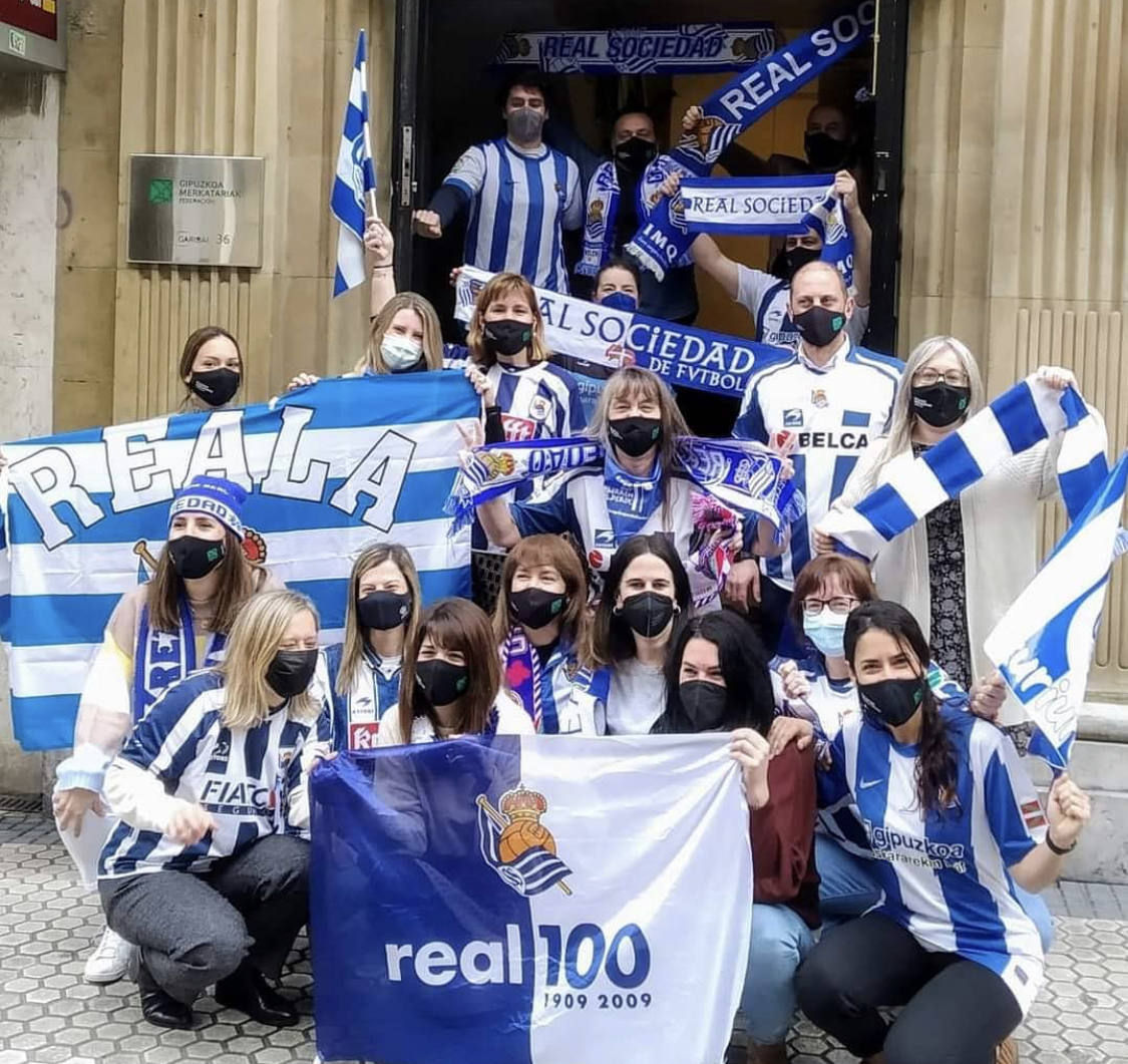 A pocas horas para que comience la esperada final de Copa entre el Athletic y el equipo txuri-urdin, el sector de la moda y los comercios de proximidad guipuzcoanos se vuelcan animando a los blanquiazules a través de mensajes y fotos muy ilustrativas en redes sociales. Gora Erreala!