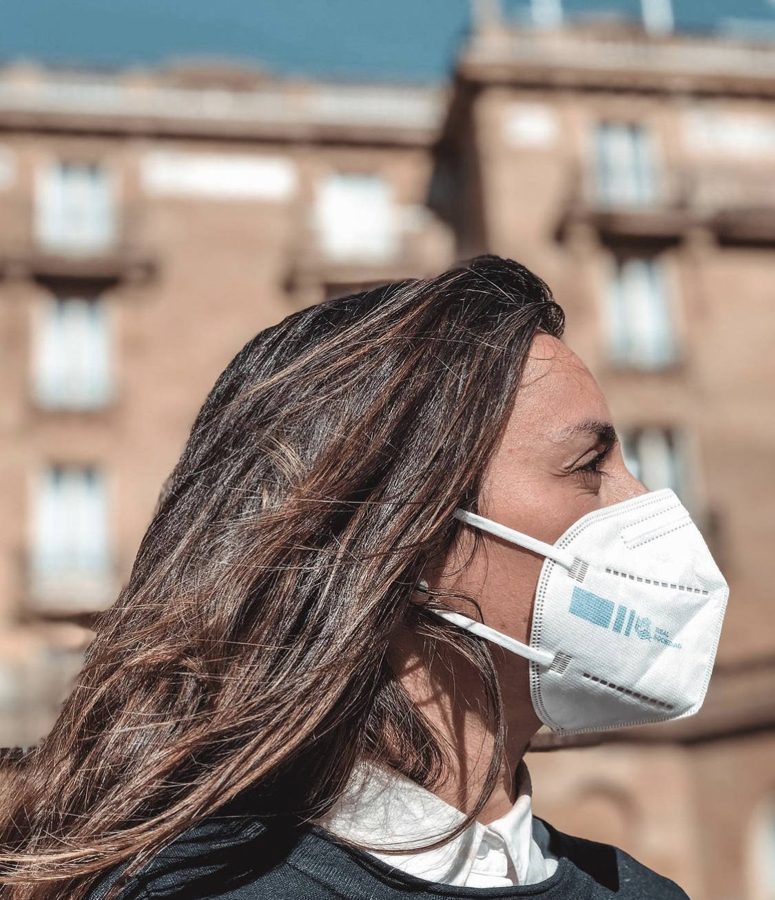 A pocas horas para que comience la esperada final de Copa entre el Athletic y el equipo txuri-urdin, el sector de la moda y los comercios de proximidad guipuzcoanos se vuelcan animando a los blanquiazules a través de mensajes y fotos muy ilustrativas en redes sociales. Gora Erreala!