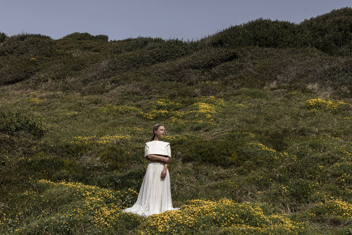 Entre rocas, salitre y verdes prados, con el Flysch de Zumaia de fondo y el viento moviendo el tul de seda y las flores de plumas, se encontraban las marcas guipuzcoanas Tocados OH, Irati Guarretxena-Letitare, Inma_Lo y el resto de colaboradores. Mientras trajaban para presentar mediante una sesión de fotos la nueva colección para novia e invitada, aficionados de la Real Sociedad y del Athletic se colaban en el escenario y en el propio 'shooting'. He aquí algunos momentos curiosos de una sesión de fotos marcada por la «fiebre» futbolera