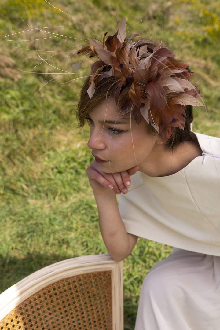 Entre rocas, salitre y verdes prados, con el Flysch de Zumaia de fondo y el viento moviendo el tul de seda y las flores de plumas, se encontraban las marcas guipuzcoanas Tocados OH, Irati Guarretxena-Letitare, Inma_Lo y el resto de colaboradores. Mientras trajaban para presentar mediante una sesión de fotos la nueva colección para novia e invitada, aficionados de la Real Sociedad y del Athletic se colaban en el escenario y en el propio 'shooting'. He aquí algunos momentos curiosos de una sesión de fotos marcada por la «fiebre» futbolera