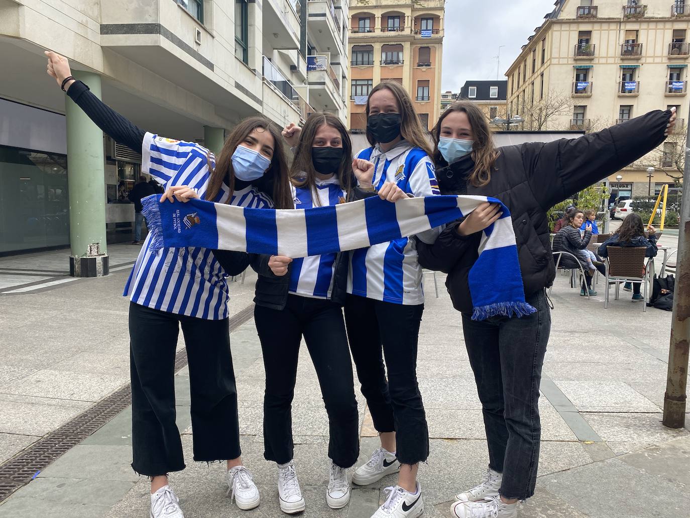 Galería. La afición realista toma las calles de Gros. 