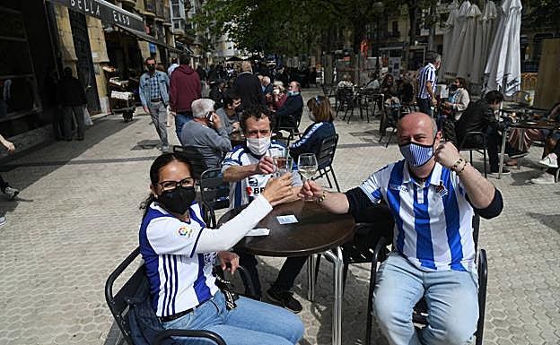 Galería. El ambiente en la plaza Easo es el de los días grandes.