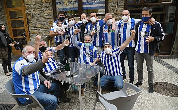 Aficionados vibrando en Gros.