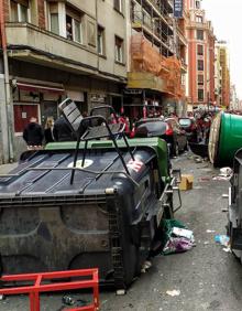 Imagen secundaria 2 - Cargas de la Ertzaintza en Bilbao para disolver a la multitud