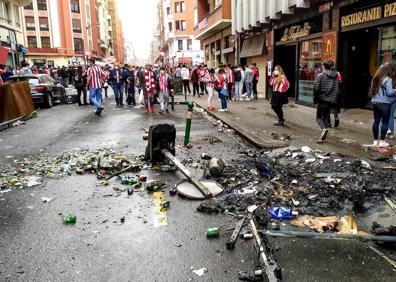 Imagen secundaria 1 - Cargas de la Ertzaintza en Bilbao para disolver a la multitud