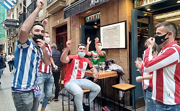 Las aficiones se lo pasan en grande en Donostia.