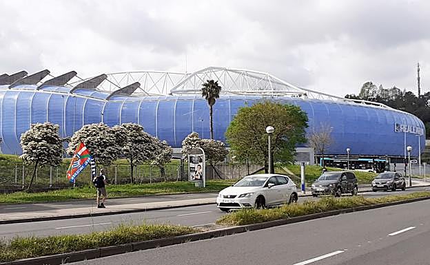 Un aficionado camina hacia el Reale Arena. 