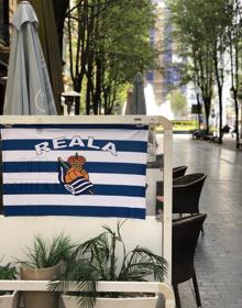 Imagen secundaria 2 - Las calle del centro de Donosti se engalanan para vivir una histórica jornada