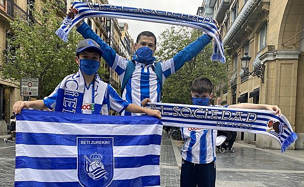 Ricardo, Iker y Jon posan con el equipamiento de la Real. 