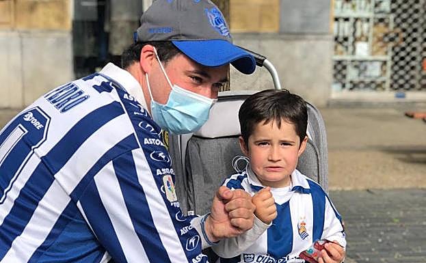 Gora Reala! Haur eta helduak, goitik-behera txuri-urdinez jantzita ikus ditzakegu kaleetan! Ukabila altxatuz realzale amorratuak direla diote!