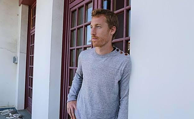 David Zurutuza ve los toros desde el otro lado de la barrera.