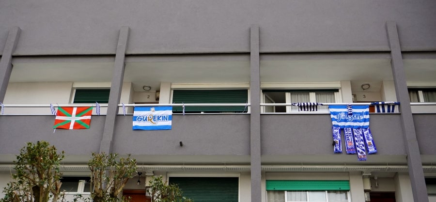 Seguidores de Errenteria, Lezo e Irun, entre otros, pintas las calles de los colores txuri urdin. 