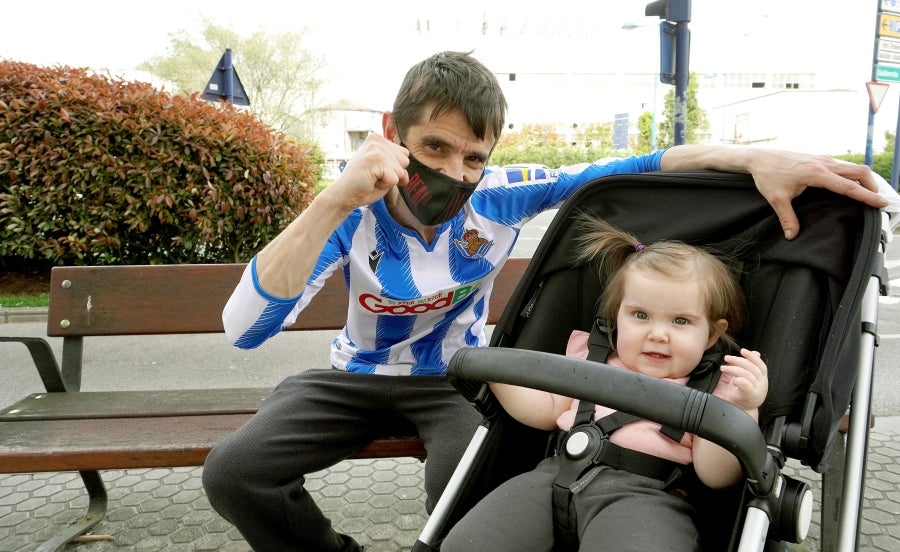 Seguidores de Errenteria, Lezo e Irun, entre otros, pintas las calles de los colores txuri urdin. 