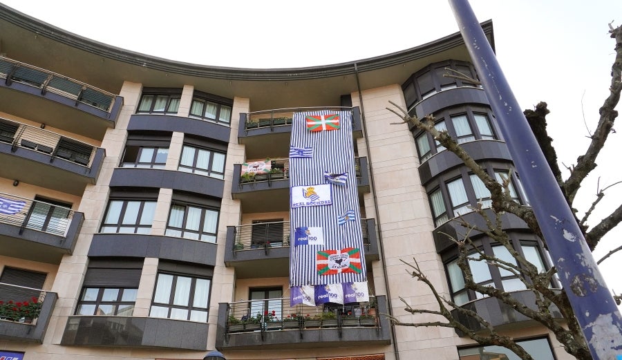 Seguidores de Errenteria, Lezo e Irun, entre otros, pintas las calles de los colores txuri urdin. 