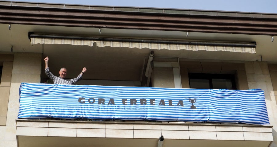 Seguidores de Errenteria, Lezo e Irun, entre otros, pintas las calles de los colores txuri urdin. 