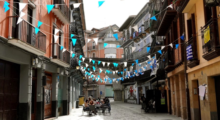 Seguidores de Errenteria, Lezo e Irun, entre otros, pintas las calles de los colores txuri urdin. 