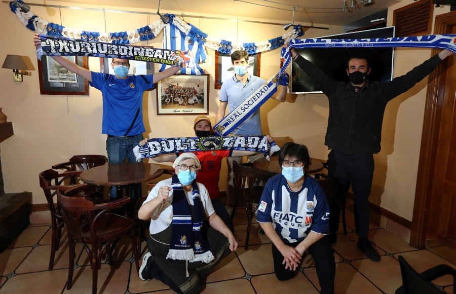 Seguidores de Errenteria, Lezo e Irun, entre otros, pintas las calles de los colores txuri urdin. 