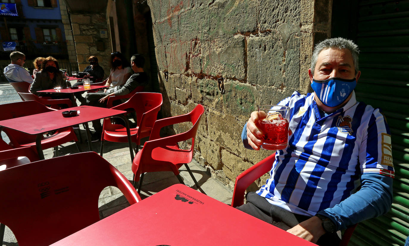 El domingo es txuri-urdin en Donostia.