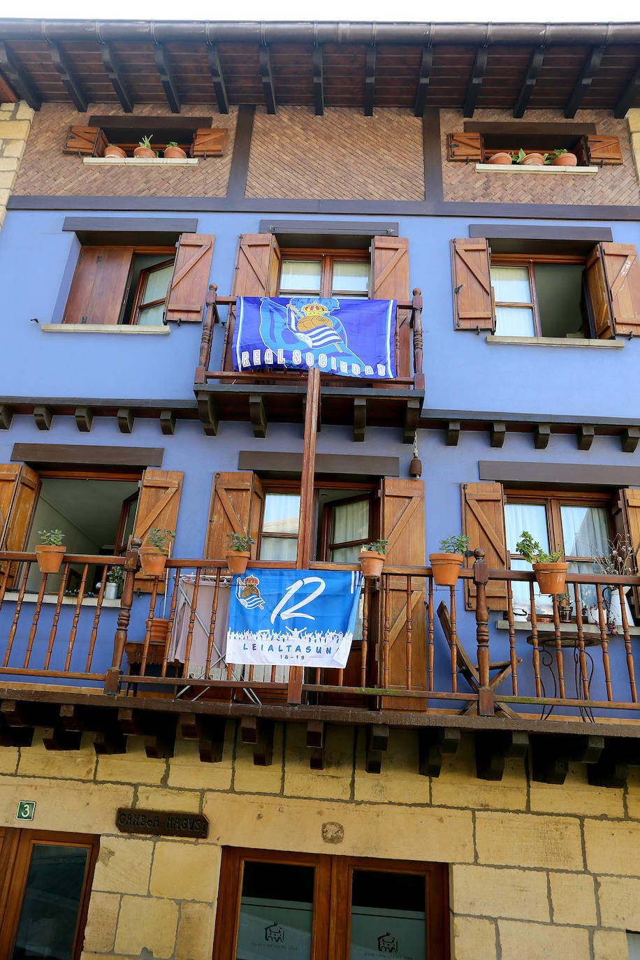 El domingo es txuri-urdin en Donostia.