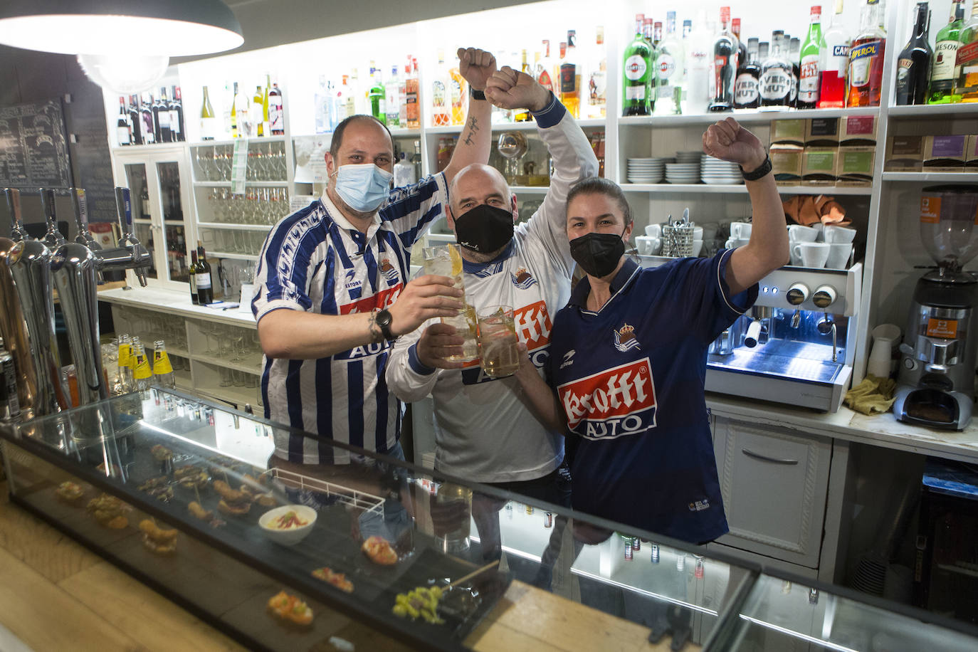 El domingo es txuri-urdin en Donostia.