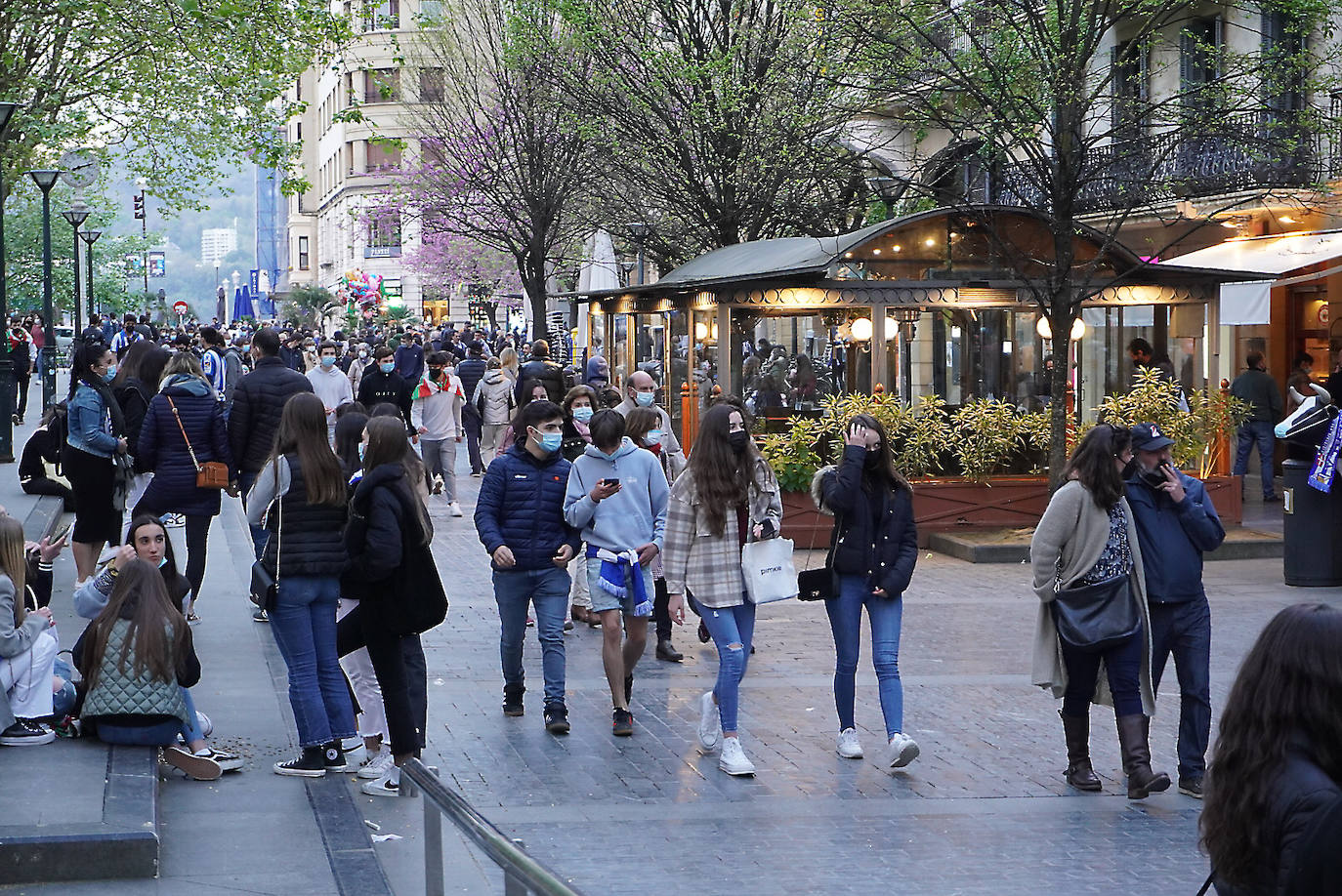 El domingo es txuri-urdin en Donostia.