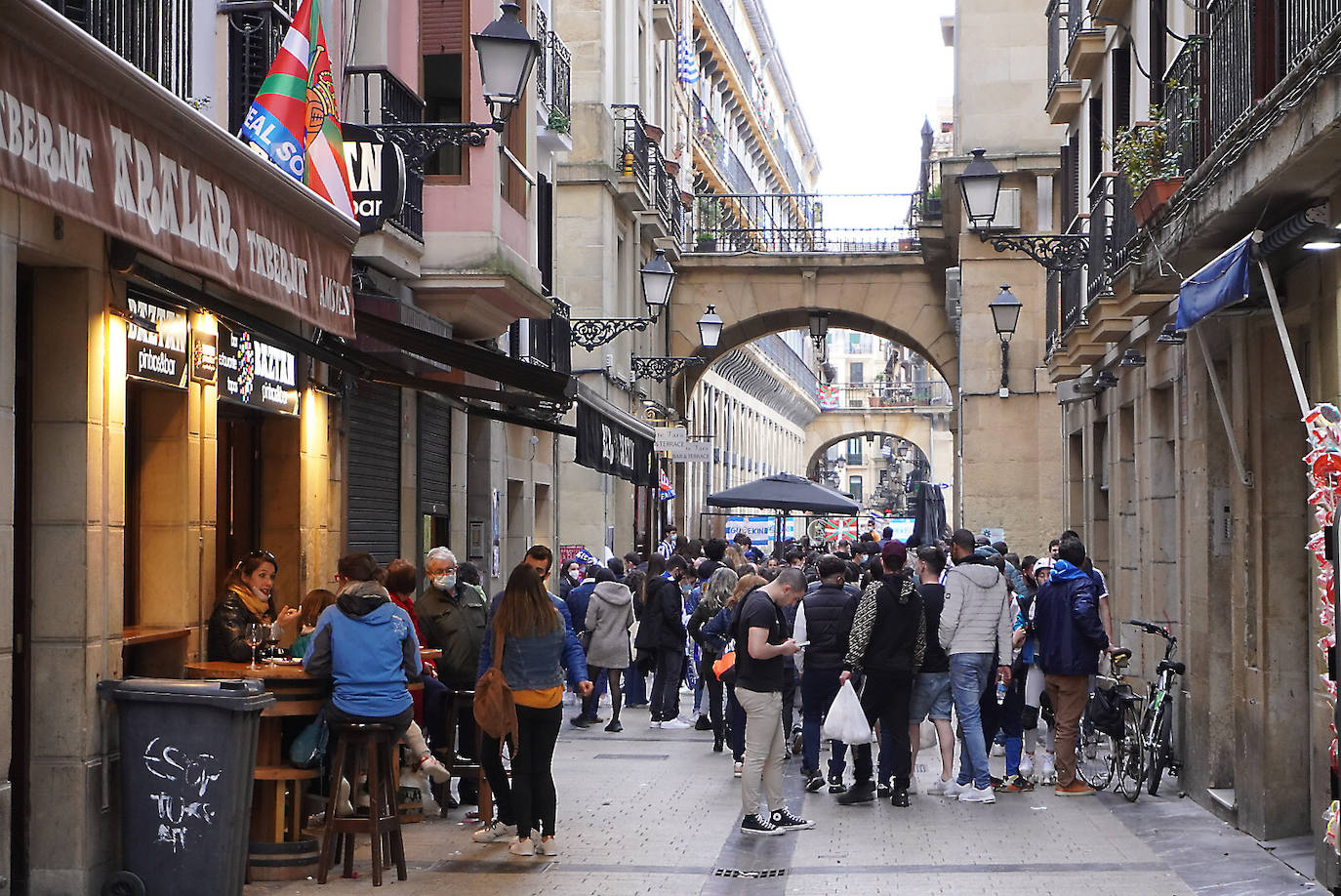 El domingo es txuri-urdin en Donostia.