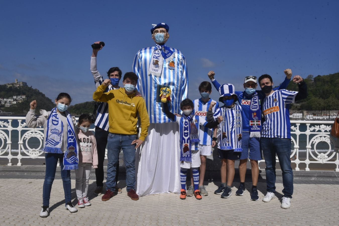 El domingo es txuri-urdin en Donostia.