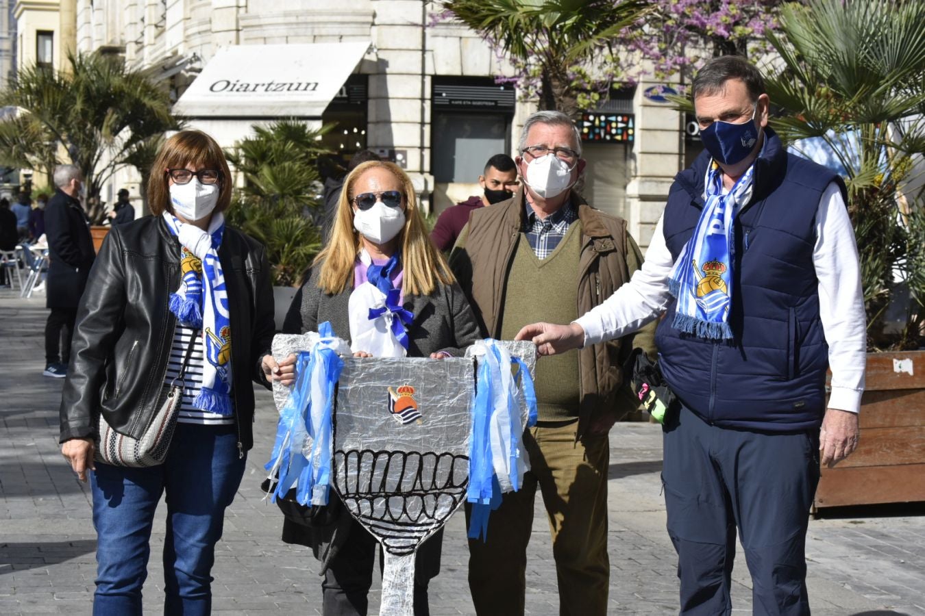 El domingo es txuri-urdin en Donostia.