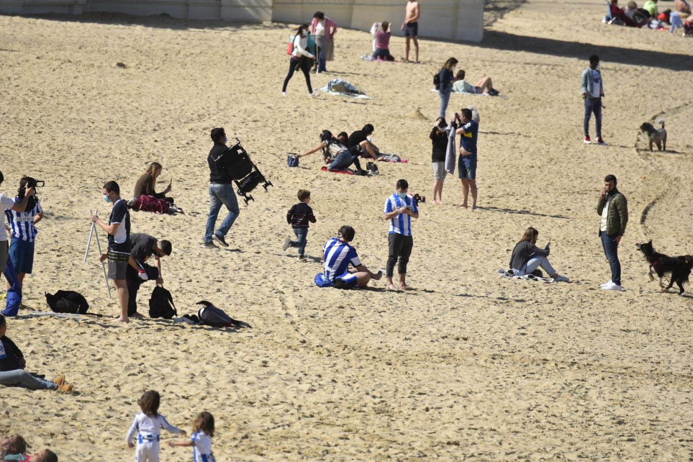 El domingo es txuri-urdin en Donostia.