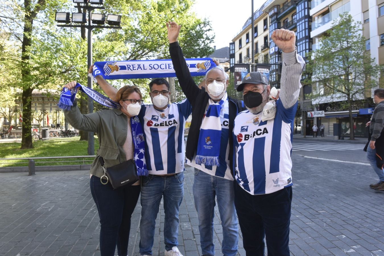 Imagen principal - Esteban Cerdeira con Sonsoles, Mikel y Estaban.