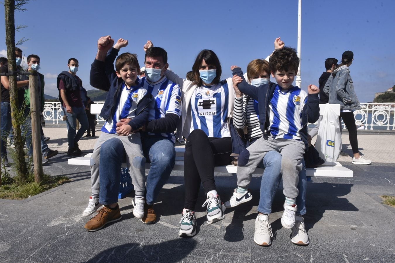 El domingo es txuri-urdin en Donostia.