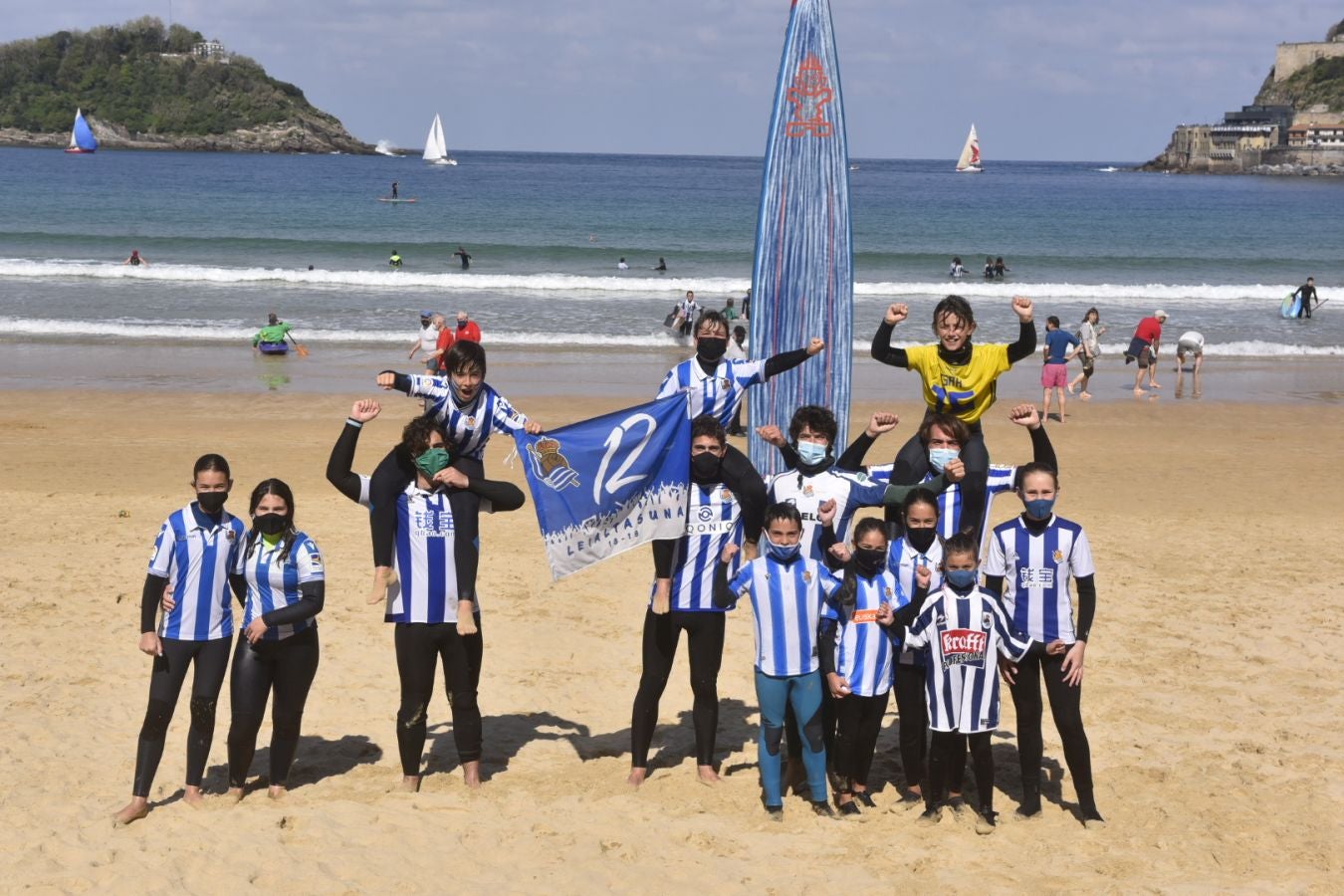 El domingo es txuri-urdin en Donostia.