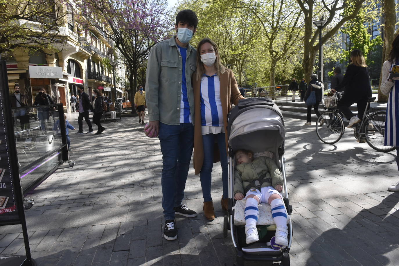Imagen principal - Iban y Olatz paseando con la pequeña June por el Boulevard.