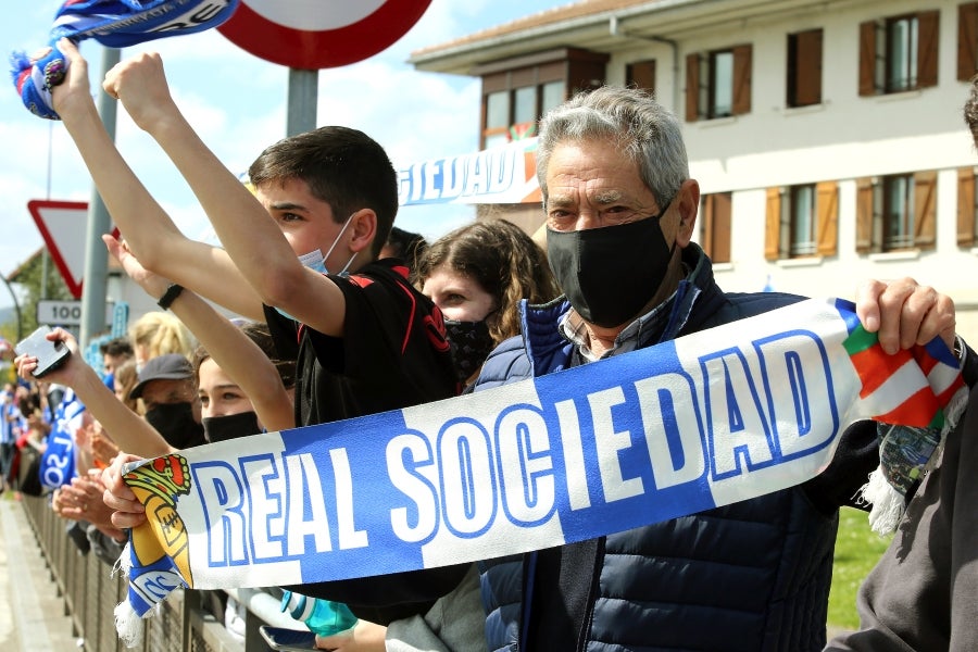 Los héroes han llegado al aeropuerto de Hondarribia en torno a las 14.5 horas. Los capitanes Asier Illarramendi y Mikel Oyarzabal han sido los encargados de trasladar la Copa a la llegada al territorio guipuzcoano. La afición ha querido recibirlos y ha acudido a las cercanías del aeropuerto para saludar a los jugadores. 