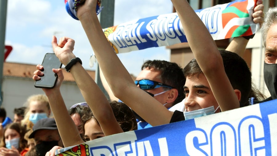 Los héroes han llegado al aeropuerto de Hondarribia en torno a las 14.5 horas. Los capitanes Asier Illarramendi y Mikel Oyarzabal han sido los encargados de trasladar la Copa a la llegada al territorio guipuzcoano. La afición ha querido recibirlos y ha acudido a las cercanías del aeropuerto para saludar a los jugadores. 