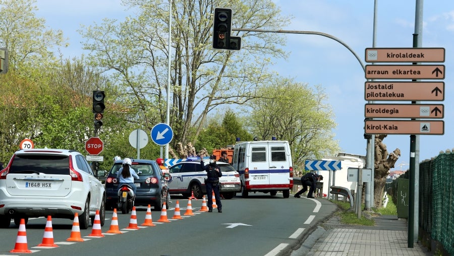 Los héroes han llegado al aeropuerto de Hondarribia en torno a las 14.5 horas. Los capitanes Asier Illarramendi y Mikel Oyarzabal han sido los encargados de trasladar la Copa a la llegada al territorio guipuzcoano. La afición ha querido recibirlos y ha acudido a las cercanías del aeropuerto para saludar a los jugadores. 