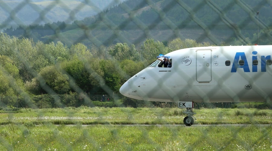 Los héroes han llegado al aeropuerto de Hondarribia en torno a las 14.5 horas. Los capitanes Asier Illarramendi y Mikel Oyarzabal han sido los encargados de trasladar la Copa a la llegada al territorio guipuzcoano. La afición ha querido recibirlos y ha acudido a las cercanías del aeropuerto para saludar a los jugadores. 