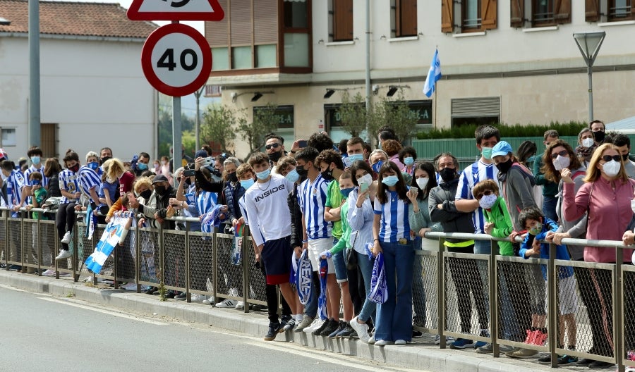 Los héroes han llegado al aeropuerto de Hondarribia en torno a las 14.5 horas. Los capitanes Asier Illarramendi y Mikel Oyarzabal han sido los encargados de trasladar la Copa a la llegada al territorio guipuzcoano. La afición ha querido recibirlos y ha acudido a las cercanías del aeropuerto para saludar a los jugadores. 
