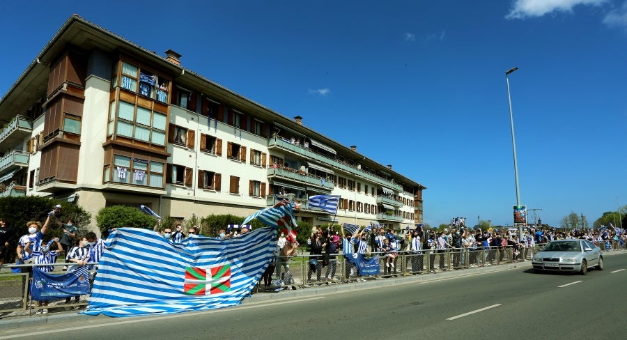 Los héroes han llegado al aeropuerto de Hondarribia en torno a las 14.5 horas. Los capitanes Asier Illarramendi y Mikel Oyarzabal han sido los encargados de trasladar la Copa a la llegada al territorio guipuzcoano. La afición ha querido recibirlos y ha acudido a las cercanías del aeropuerto para saludar a los jugadores. 